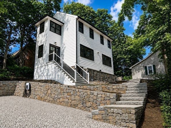 9 Ledge St, Melrose MA 02176