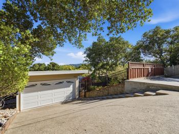 1912 Oak Knoll Drive
