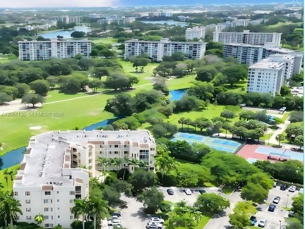 3500 Oaks Clubhouse Dr 207, Pompano Beach FL 33069