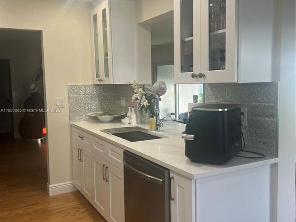 8221 NW 14th St, Plantation FL 33322