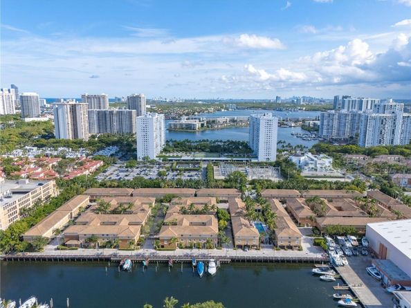 2861 NE 185TH St 305, Aventura FL 33180