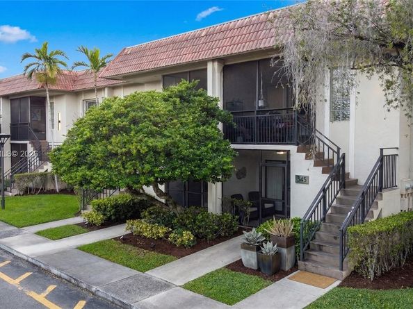 310 Lakeview Dr 105, Weston FL 33326