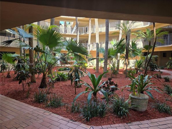 8615 NW 8th St 319, Miami FL 33126