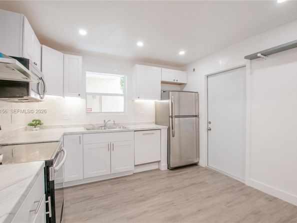 300 S Luna Ct 2, Hollywood FL 33021