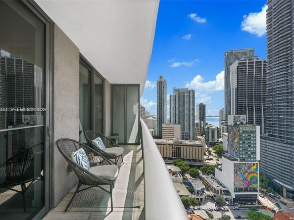 55 SW 9th St 2305, Miami FL 33130