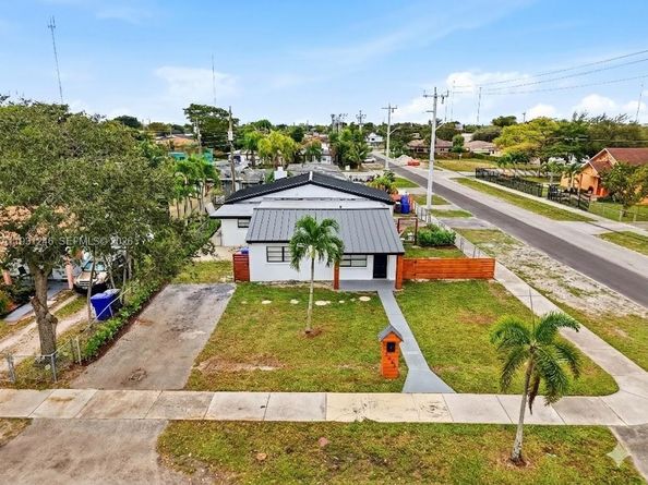 5666 Mayo St, Hollywood FL 33023