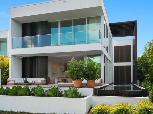 1041 W 48th St, Miami Beach FL 33140