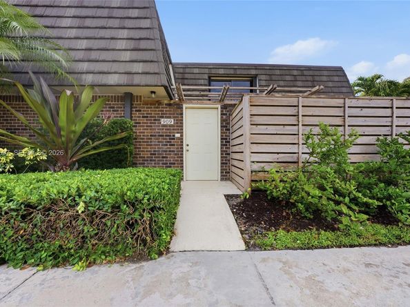 909 9th Ter, Palm Beach Gardens FL 33418