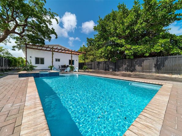 112 NW 10th St, Hallandale Beach FL 33009