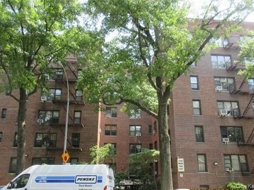 2244 Bronx Park E 6L, Bronx NY 10467