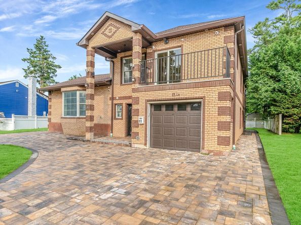 22 Solar Lane, Albertson NY 11507