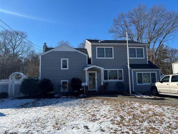 132 Gladstone Avenue, West Islip NY 11795