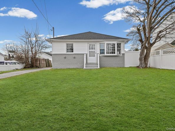 88 N Penataquit Avenue, Bay Shore NY 11706