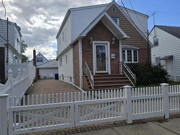 8336 E 268 Street, Glen Oaks NY 11004