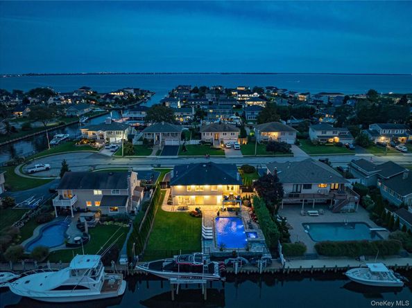 11 Dolphin Lane, West Islip NY 11795