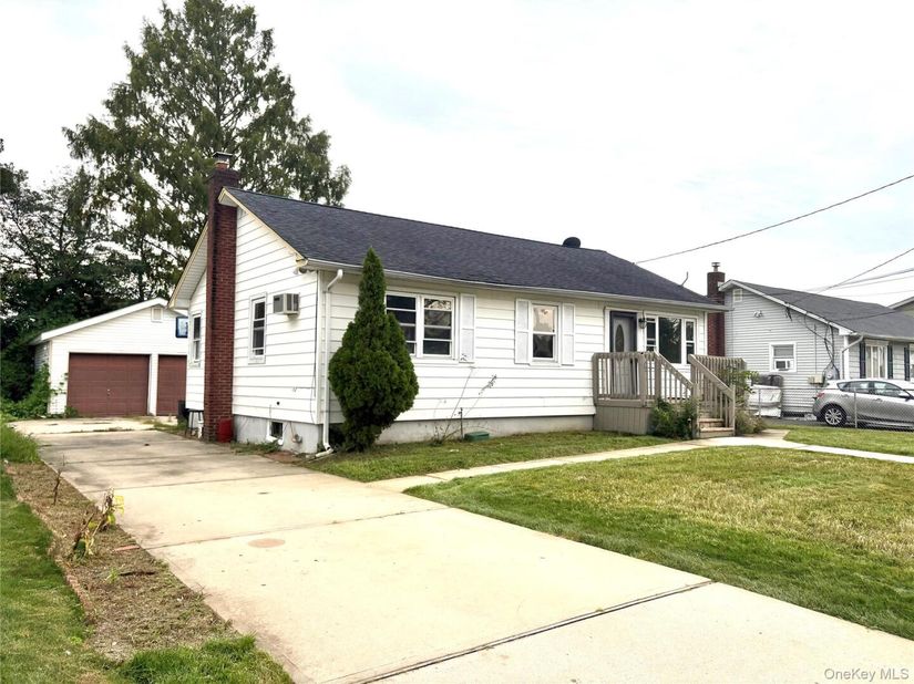 811 9th Street, West Babylon NY 11704