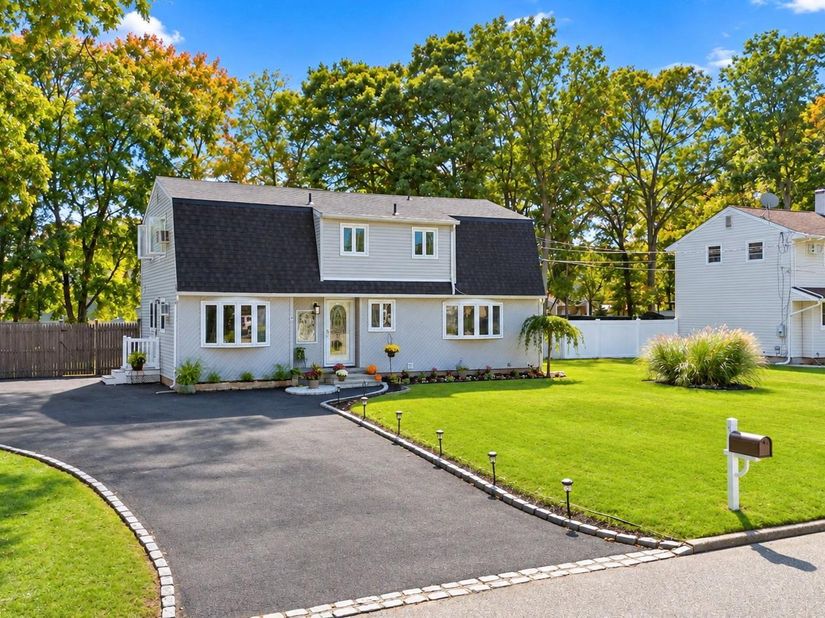 14 Hollingwood Drive, Coram NY 11727