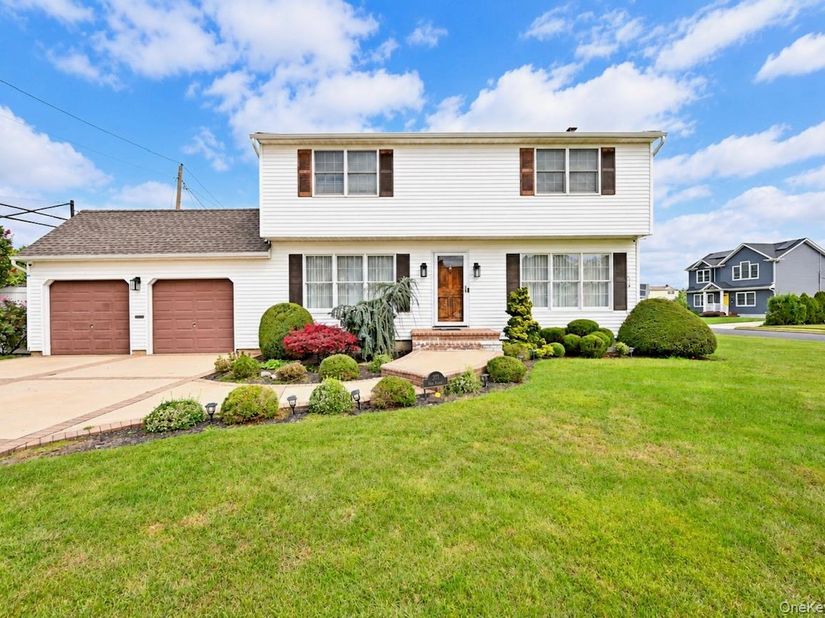 371 N Iowa Avenue, Massapequa NY 11758
