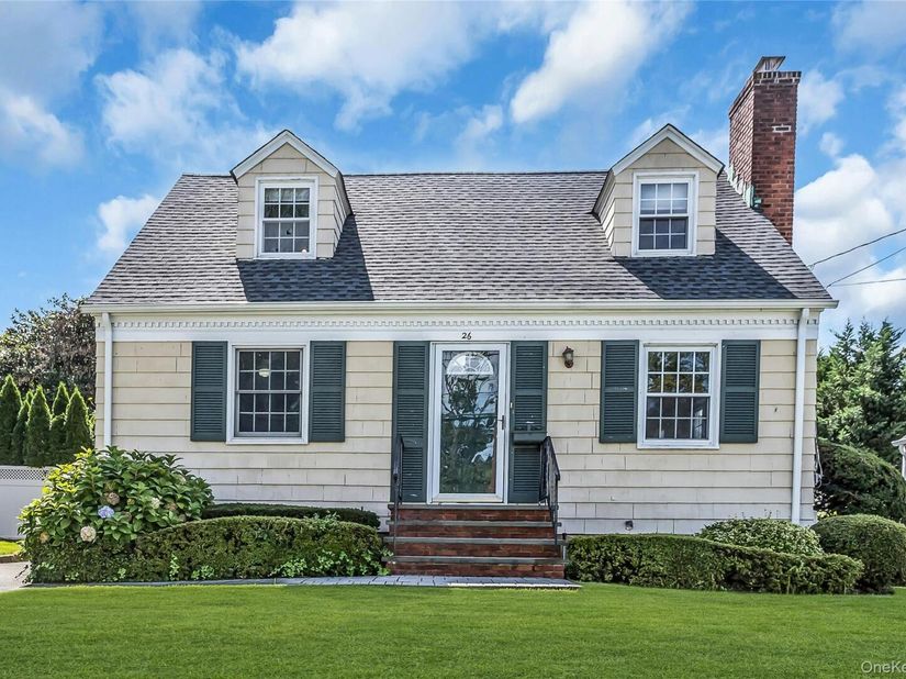 26 Ridge Drive, Manhasset NY 11030