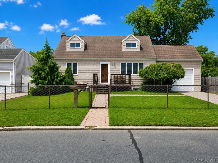 956 N Hamilton Avenue, Lindenhurst NY 11757