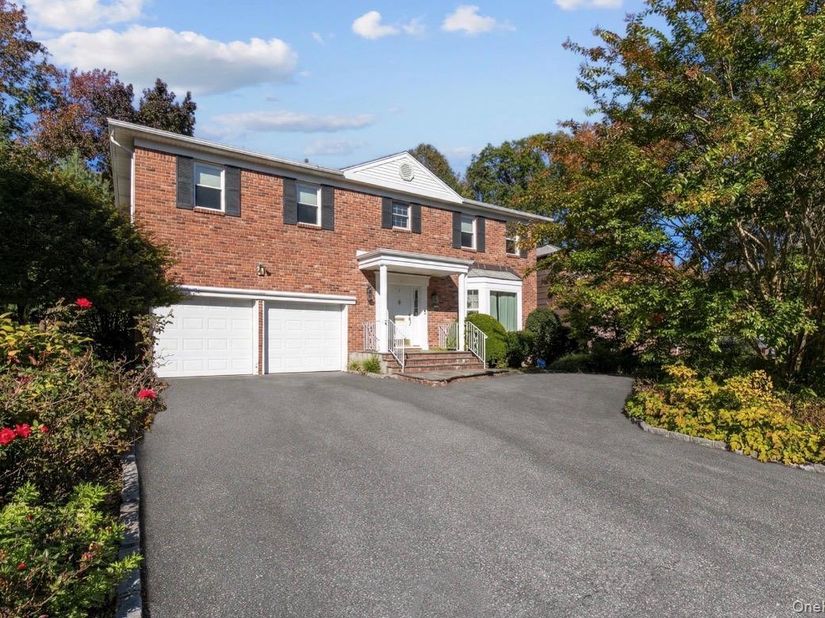 6 Pin Oak Drive, Roslyn NY 11576