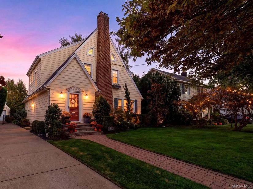 17 Lehigh Court, Rockville Centre NY 11570