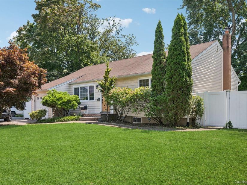 42 Lexington Avenue, West Babylon NY 11704