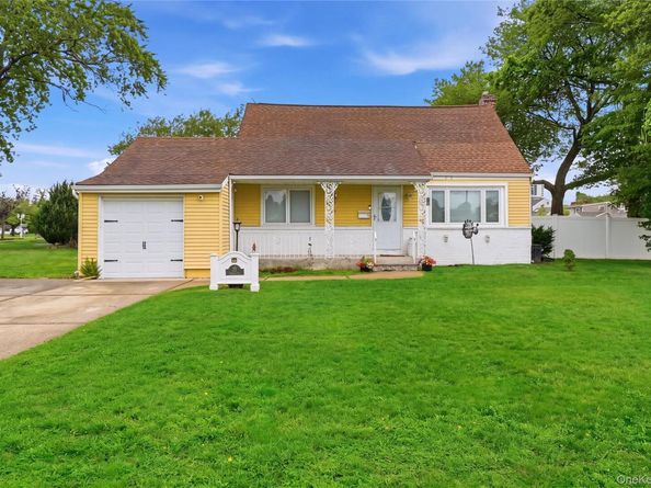 11 Mell Drive, North Babylon NY 11703