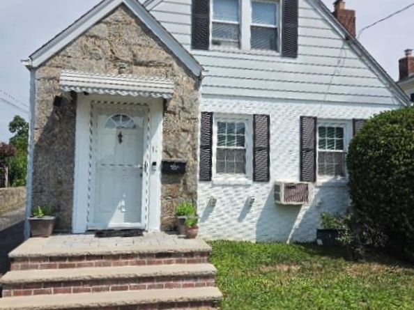 11 Prince Street, New Hyde Park NY 11040