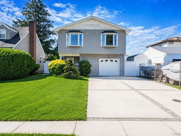 233 E Alhambra Avenue, Lindenhurst NY 11757