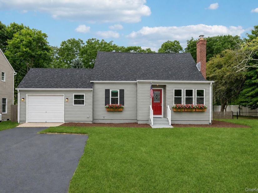 54 N Ocean Avenue, Center Moriches NY 11934