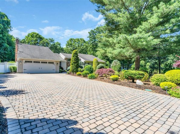 6 Averly Place, Smithtown NY 11787