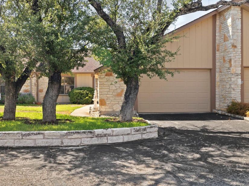28 Oaks PL, Lago Vista TX 78645