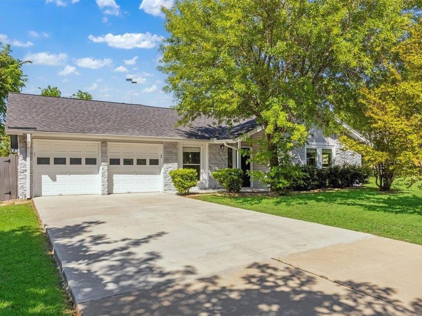 7302 Meadowood DR, Austin TX 78723