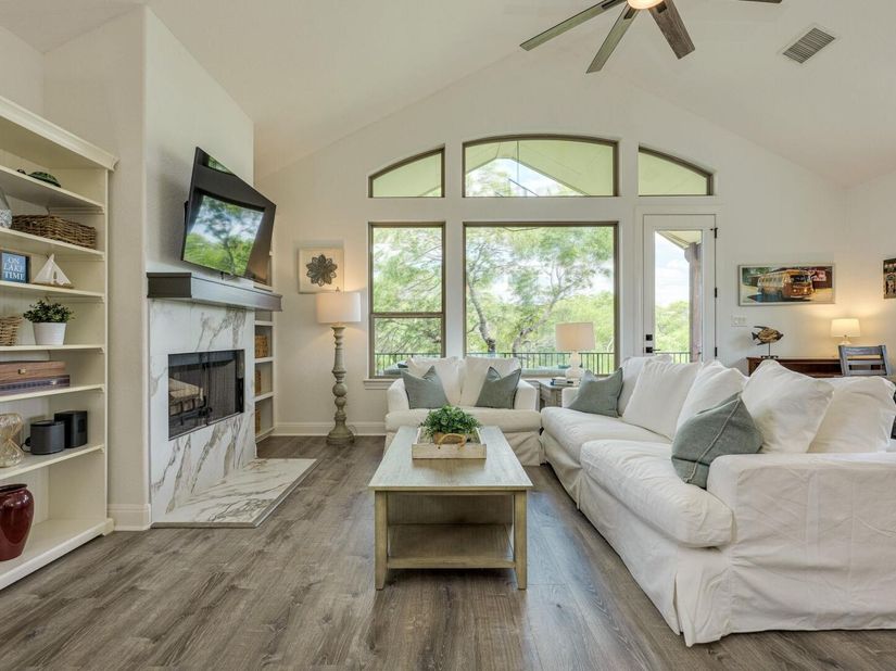 433 Venture BLVD S, Point Venture TX 78645