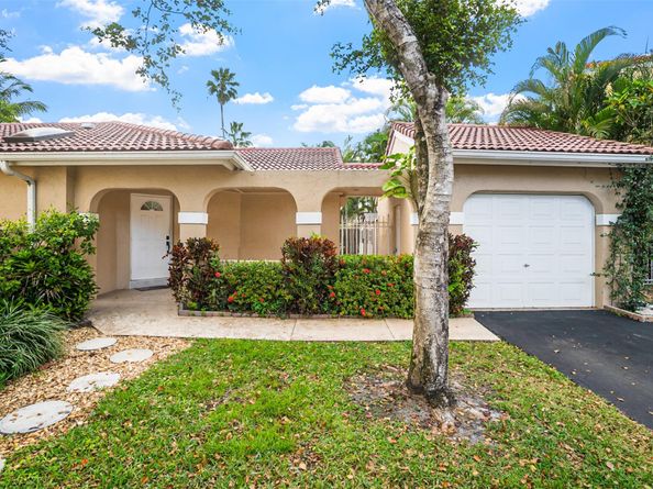 1427 Seagrape Cir, Weston FL 33326