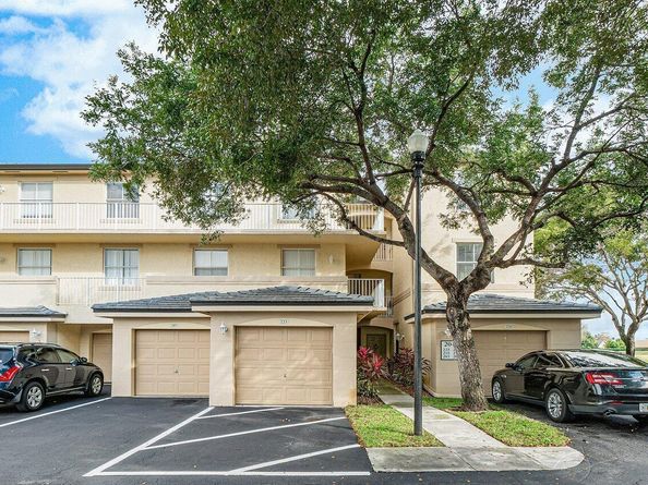 2040 Greenview Shores Boulevard 223, Wellington FL 33414