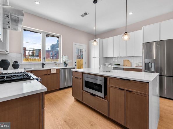 909 Emily Street, Philadelphia PA 19148