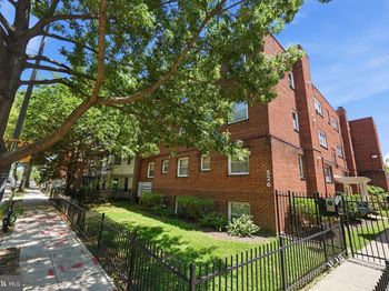 526 Kenyon Street NW