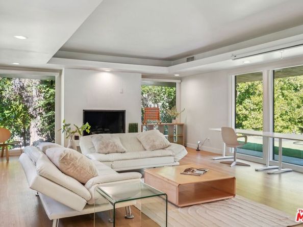 4900 Queen Victoria Road, Woodland Hills CA 91364