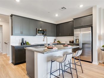 2749 E Amberley Privado