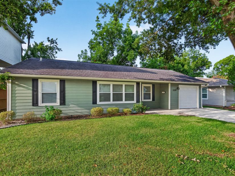 2231 Saxon Drive, Houston TX 77018