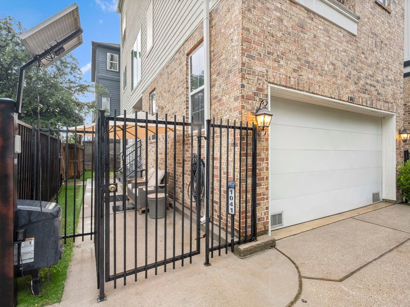 1041 W 17th Street, Houston TX 77008
